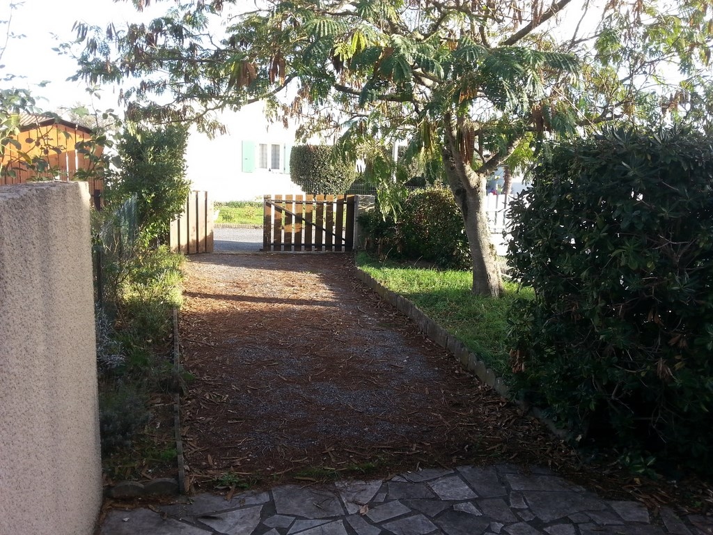 Jardin avant - Parking privé.