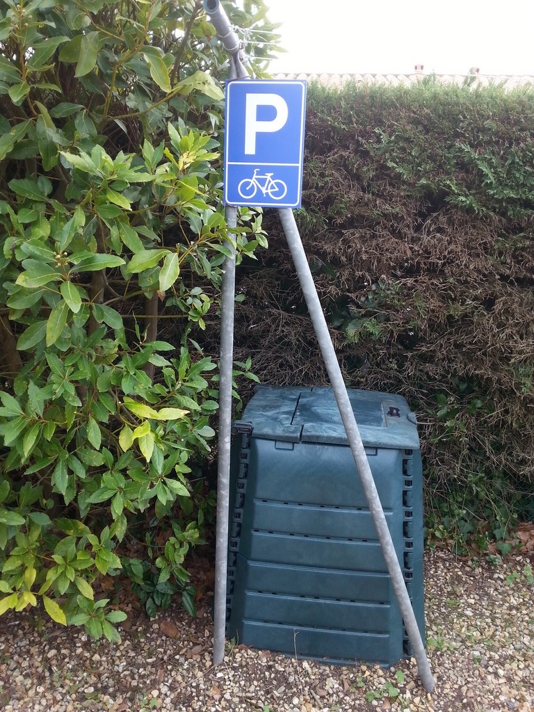 Parking vélo & Composteur.