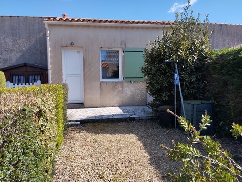 Terrasse arrière de la maison.