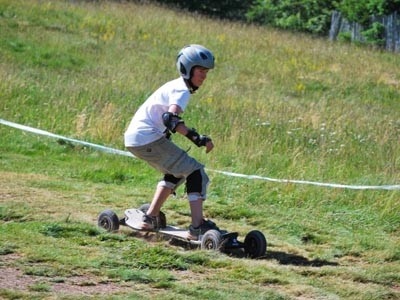 Planche à 4 roues sur herbe à Super Besse.