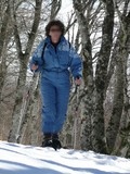 Randonneuse à raquettes vers le Puy Montchal.